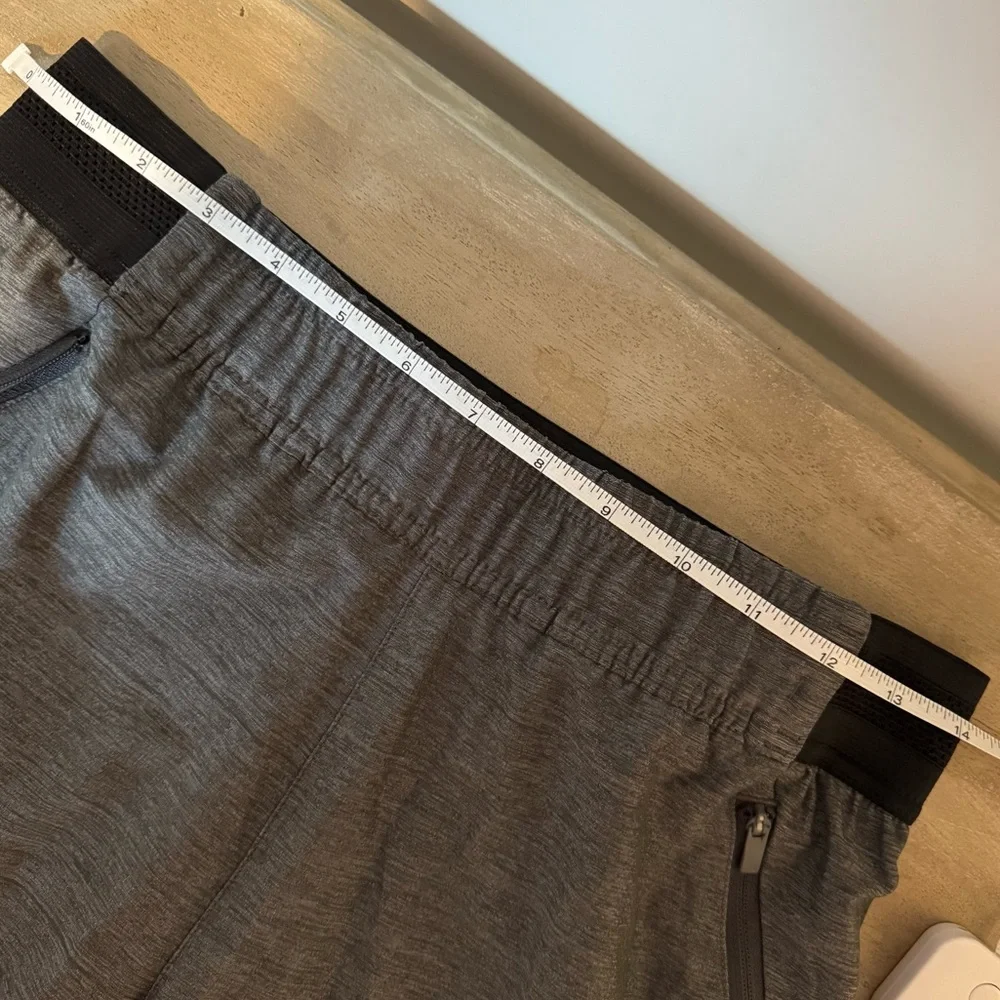Adidas Aeroready Men’s Gray Athletic Lined Shorts drawstring‎ 5” inseam Small
